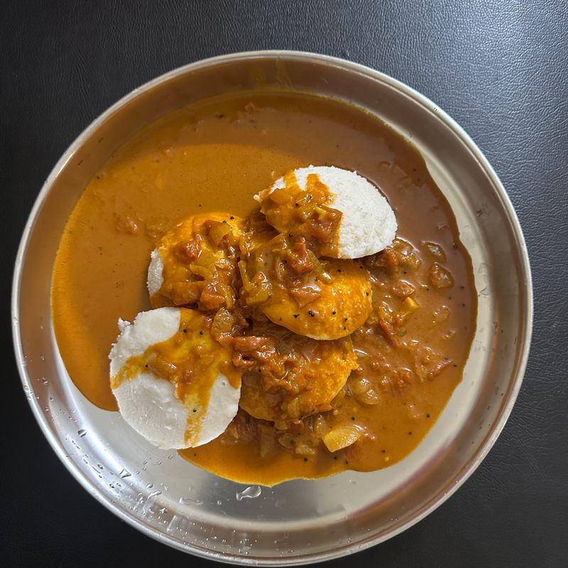 Idly with sambar and chutney